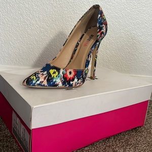 Just Fab Heel Blue Multi, RUNS SMALL, More like 5.5.